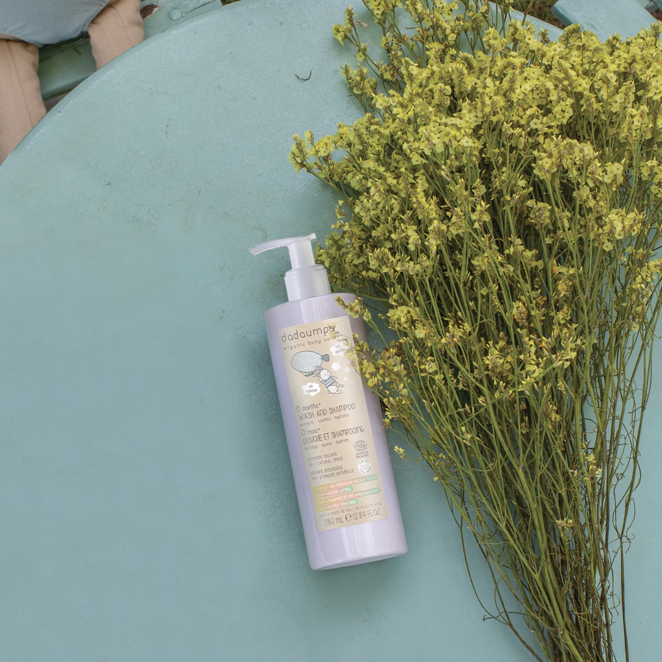 Dadaumpa shampoo on a garden table.